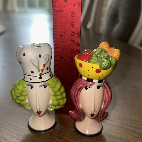 Dollymama Kitchen ladies salt & pepper shakers - Picture 9 of 9
